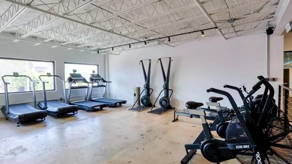 Personal Trainers Miami vs Gym Memberships: Which One Actually Gets Results?
